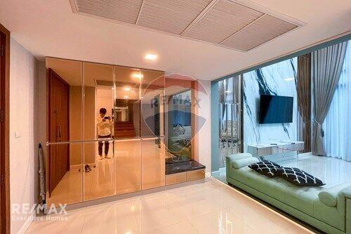 Modern 3-Bedroom Condo, Furnished, Close to Ekamai BTS, 6 Mins Walk to Phra Khanong Station