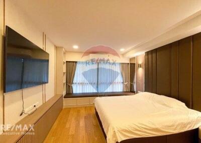 Modern 3-Bedroom Condo, Furnished, Close to Ekamai BTS, 6 Mins Walk to Phra Khanong Station