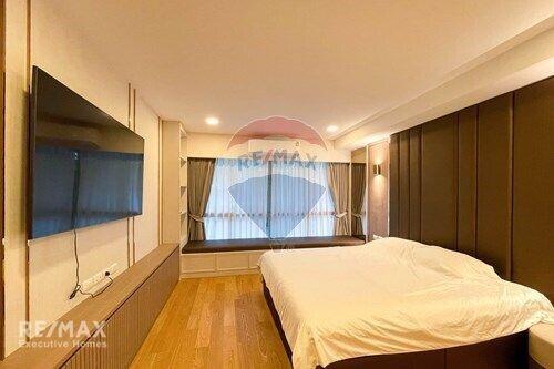 Modern 3-Bedroom Condo, Furnished, Close to Ekamai BTS, 6 Mins Walk to Phra Khanong Station