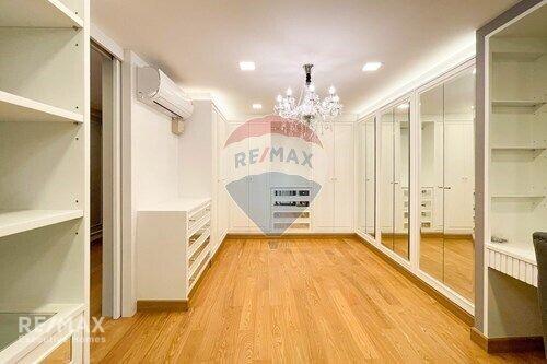 Modern 3-Bedroom Condo, Furnished, Close to Ekamai BTS, 6 Mins Walk to Phra Khanong Station