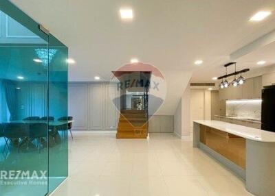 Modern 3-Bedroom Condo, Furnished, Close to Ekamai BTS, 6 Mins Walk to Phra Khanong Station