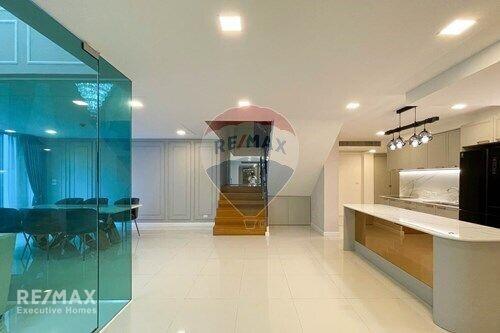 Modern 3-Bedroom Condo, Furnished, Close to Ekamai BTS, 6 Mins Walk to Phra Khanong Station