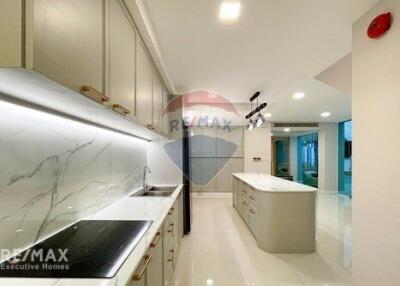 Modern 3-Bedroom Condo, Furnished, Close to Ekamai BTS, 6 Mins Walk to Phra Khanong Station