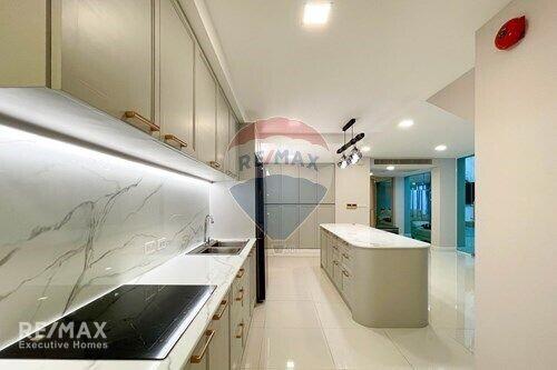 Modern 3-Bedroom Condo, Furnished, Close to Ekamai BTS, 6 Mins Walk to Phra Khanong Station