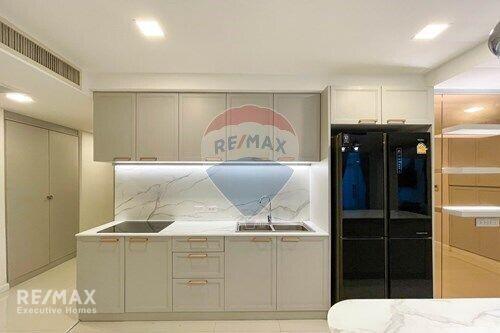 Modern 3-Bedroom Condo, Furnished, Close to Ekamai BTS, 6 Mins Walk to Phra Khanong Station