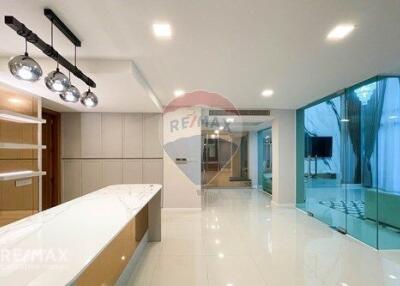 Modern 3-Bedroom Condo, Furnished, Close to Ekamai BTS, 6 Mins Walk to Phra Khanong Station