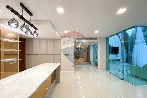 Modern 3-Bedroom Condo, Furnished, Close to Ekamai BTS, 6 Mins Walk to Phra Khanong Station