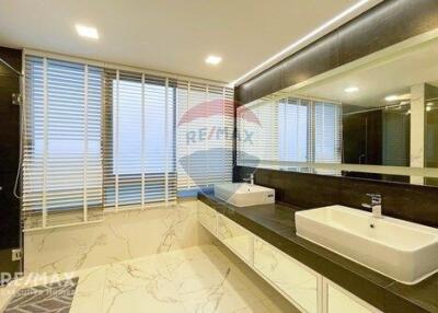 Modern 3-Bedroom Condo, Furnished, Close to Ekamai BTS, 6 Mins Walk to Phra Khanong Station