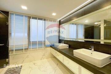 Modern 3-Bedroom Condo, Furnished, Close to Ekamai BTS, 6 Mins Walk to Phra Khanong Station