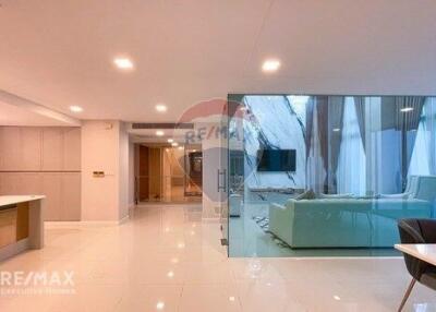 Modern 3-Bedroom Condo, Furnished, Close to Ekamai BTS, 6 Mins Walk to Phra Khanong Station