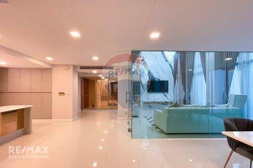 Modern 3-Bedroom Condo, Furnished, Close to Ekamai BTS, 6 Mins Walk to Phra Khanong Station