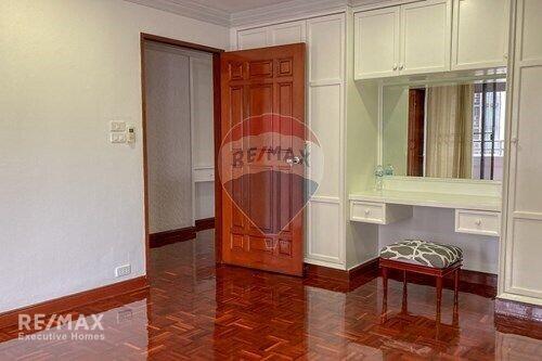 Luxurious 3BR Condo with Pool, Parking, and Pet-Friendly Amenities in Central BKK