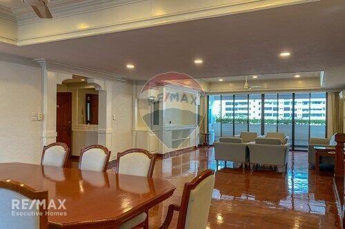 Luxurious 3BR Condo with Pool, Parking, and Pet-Friendly Amenities in Central BKK