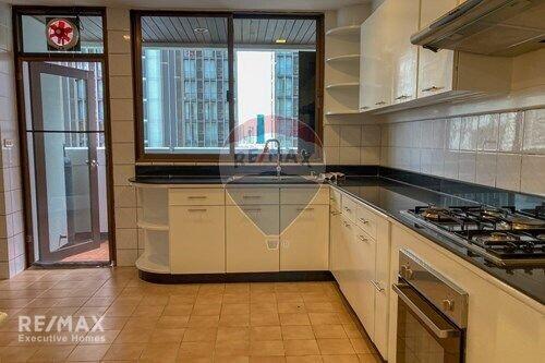 Luxurious 3BR Condo with Pool, Parking, and Pet-Friendly Amenities in Central BKK