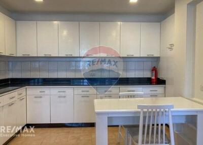 Luxurious 3BR Condo with Pool, Parking, and Pet-Friendly Amenities in Central BKK