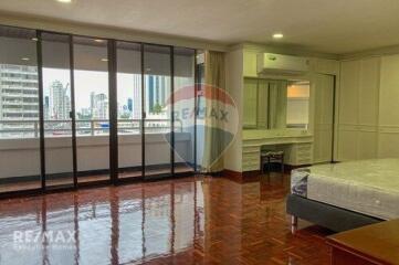 Luxurious 3BR Condo with Pool, Parking, and Pet-Friendly Amenities in Central BKK