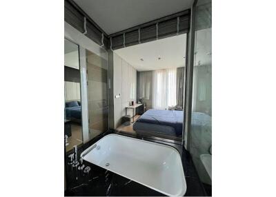 Luxurious 1BR Condo with Easy Access to BTS Sala Daeng (11 mins walk) in Bangkok