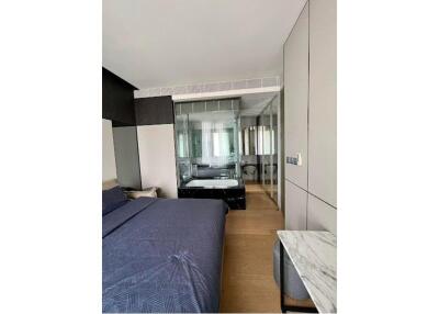 Luxurious 1BR Condo with Easy Access to BTS Sala Daeng (11 mins walk) in Bangkok