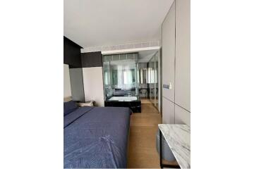 Luxurious 1BR Condo with Easy Access to BTS Sala Daeng (11 mins walk) in Bangkok