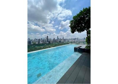 Luxurious 1BR Condo with Easy Access to BTS Sala Daeng (11 mins walk) in Bangkok