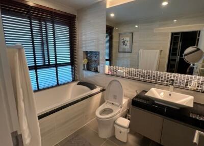 Modern bathroom with toilet, bathtub, and sink