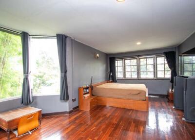 4 Bedroom House Near CMU and Nimman Area