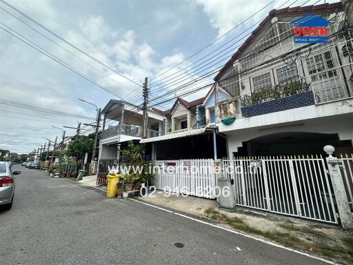 Street view of residential houses