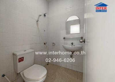 Bathroom with modern fixtures, toilet, showerhead, sink, and mirror