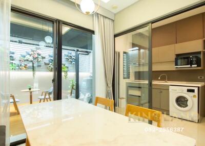 Modern kitchen and dining area with access to outdoor patio