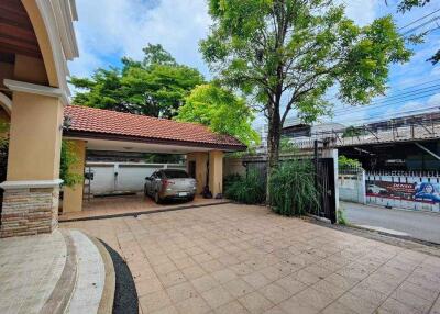 Garage with car and greenery