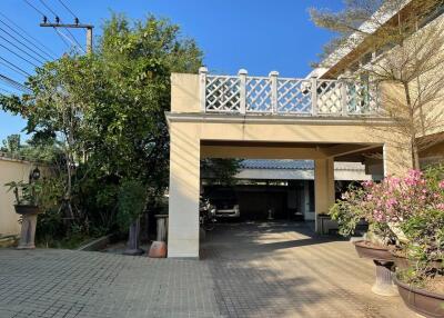 Covered parking space with garden