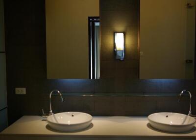 Modern bathroom with dual sinks and ambient lighting