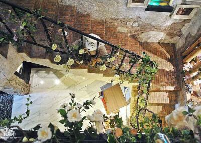 Decorative stairwell with flowers