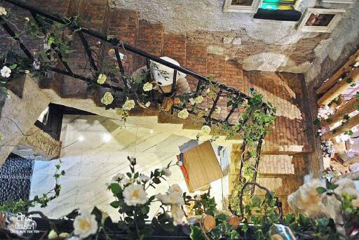 Decorative stairwell with flowers