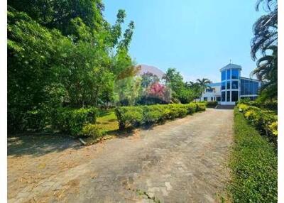 Special Designed Villa with Great Landscapes in Cha-Am For Sale