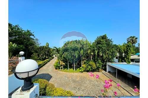 Special Designed Villa with Great Landscapes in Cha-Am For Sale