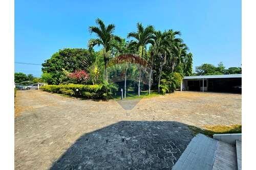 Special Designed Villa with Great Landscapes in Cha-Am For Sale