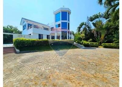 Special Designed Villa with Great Landscapes in Cha-Am For Sale