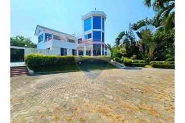 Special Designed Villa with Great Landscapes in Cha-Am For Sale