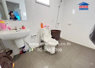 Spacious bathroom with modern amenities