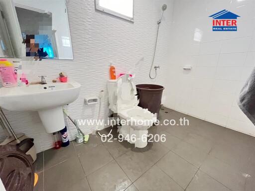 Spacious bathroom with modern amenities