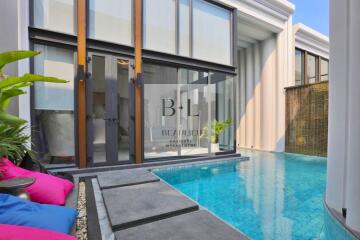 Villa with private pool and modern glass facade