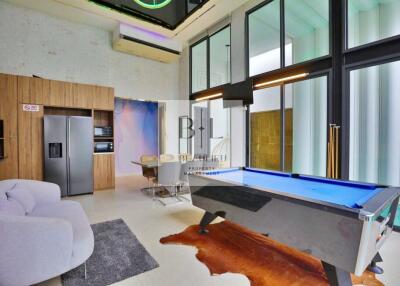 Recreational room with pool table