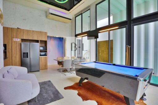 Recreational room with pool table