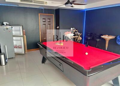 Entertainment room with a pool table