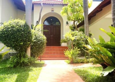 Large family house with private pool for sale