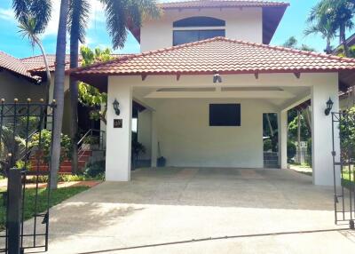 Large family house with private pool for sale