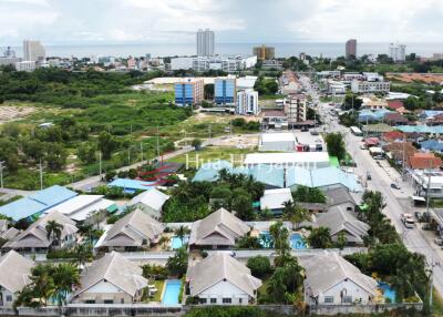 Town Centre Property!  3 Bedroom House within Walking Distance to Bluport Shopping Mall and The Beach for Sale, in Hua Hin