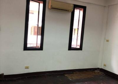 Commercial for Rent in Khlong Tan Nuea