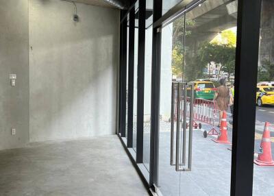 Retail Space for Rent in Khlong Toei Nuea